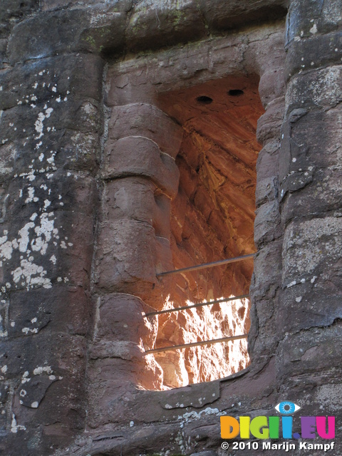 SX16568 Sun lighting up window at Goodrich Castle